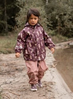 CeLaVi Regenanzug Seepferdchen Bordeaux Rosa Zweiteiler -Babybekleidungs Geschäft CELAVI SS22 12 1280x1280