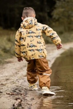 CeLaVi Regenanzug Baggerlader Traktor 2 Teile Strohgelb/nougat -Babybekleidungs Geschäft CELAVI SS22 22 1280x1280 1