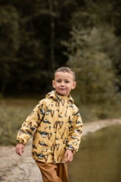 CeLaVi Regenset Traktor Baggerlader Zweiteiler Regenanzug Strohgelb/schwarz -Babybekleidungs Geschäft CELAVI SS22 23 1280x1280 2