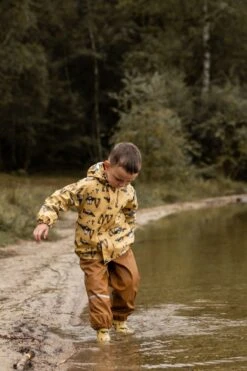 CeLaVi Regenanzug Baggerlader Traktor 2 Teile Strohgelb/nougat -Babybekleidungs Geschäft CELAVI SS22 24 1280x1280