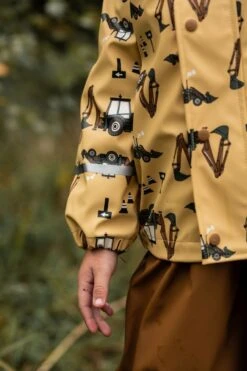 CeLaVi Regenanzug Baggerlader Traktor 2 Teile Strohgelb/nougat -Babybekleidungs Geschäft CELAVI SS22 27 1280x1280