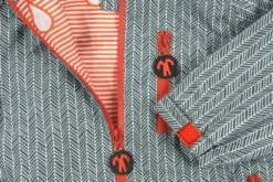 Ducksday Regenanzug Manu Graugrün Regenoverall 11 Ducksday Regenanzug Manu Graugrün Regenoverall -Babybekleidungs Geschäft Ducksday packshots rainsuit manu detail 1 1024x682 1280x1280