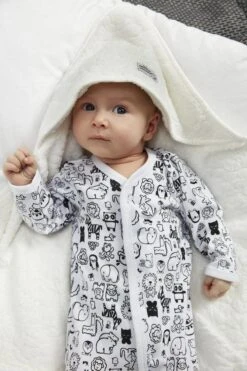 Pippi Kapuzen Badetuch Cremeweiß Organic Frottee -Babybekleidungs Geschäft Pippi kapuzentuch baby 1280x1280 2