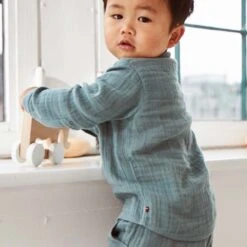 People Wear Organic Musselin Hemd Sommerlich Leicht Khaki 7 People Wear Organic Musselin Hemd Sommerlich Leicht Khaki -Babybekleidungs Geschäft people hemd musselin petrol 2 1280x1280